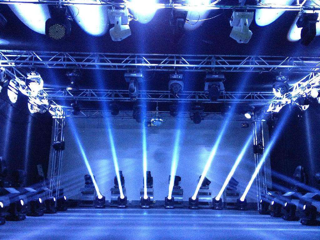 Новым светом называются. Световое оборудование для сцены. Освещение сцены. Свет на сцене. Прожектор для сцены.